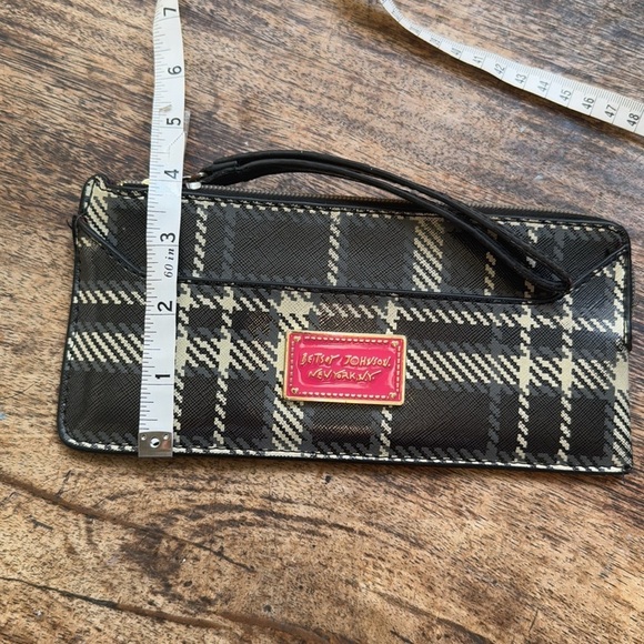 Betsey Johnson Plaid herringbone Wallet wristlet with gold heart & pink logo - Picture 10 of 11
